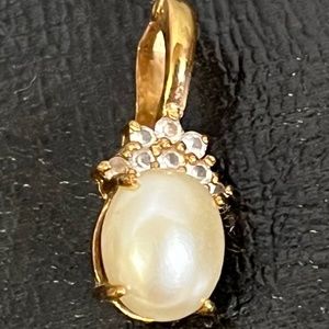 Vintage Fashion Jewelry Gold-Toned Pendant with Faux Pearl and 8 Clear Stones